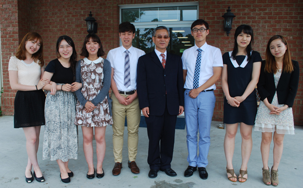 이방의 빛 제 13기 훈련생들이 사바나한인침례교회 조용수 목사와 기념촬영을 하고 있다. 