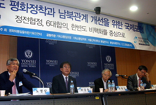 (왼쪽부터 순서대로) 대담 중인 노영상 총장, 최갑종 총장, 손봉호 전 총장, 정일웅 총장.