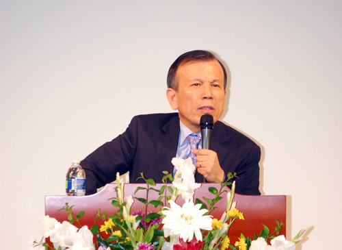 주성령교회에서 집회를 인도하고 있는 김인중 목사