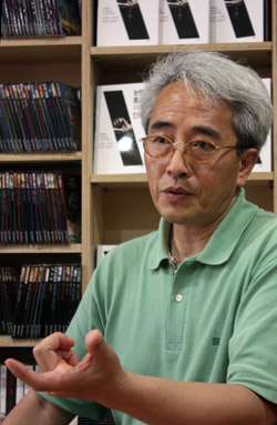 시공사 서초동 사옥에서 만난 김 교수는 “가톨릭은 제도가 교조적이지만 성경 해석은 그렇지 않다”며 “개신교는 제도는 그렇지 않지만, 설교에 종말론적 해석이 곳곳에 들어가면서 교조적이고 사회에 무관심한 것 같다”고 말했다. ⓒ이대웅 기자