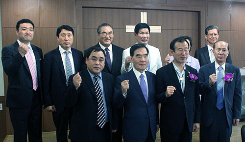 기인협 창립총회와 기자회견 후 주요 참석자들이 기념촬영하고 있다.