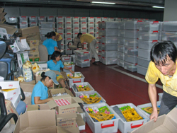 북한으로 보낼 구호물품을 준비하는 월드비전