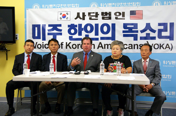 버지니아 주하원 공화당 원내대표인 팀 휴고 의원이 7월 24일 워싱톤지구한인연합회 사무실에서 기자회견을 열고 하원에서도 '동해 병기' 법안을 상정할 것이라고 밝혔다.(왼쪽에서 두번째부터 피터 김 회장, 팀 휴고 의원, 린다 한 회장, 은정기 상임 위원장) 