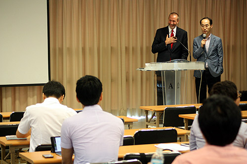 마크 영 총장이 기자회견에서 기자들의 질문에 답하고 있다. 그 옆은 이날 통역을 맡은 덴버신학교 한국인 교수인 정성욱 박사.