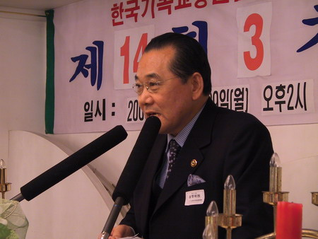 길자연 대표회장이 대표회장 재선출 소감을 밝히고 있다.