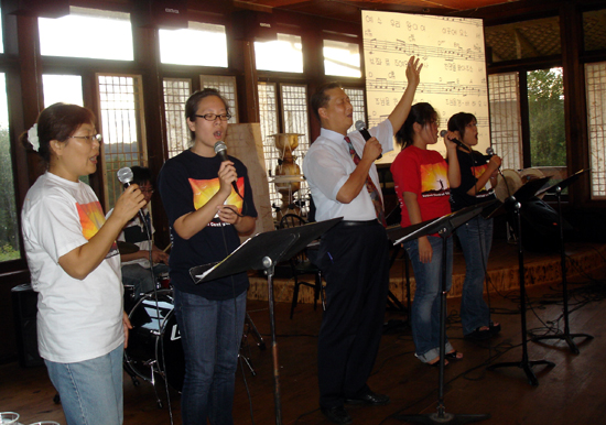 첫날 저녁, 저녁집회를 진행했다.