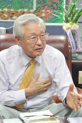 대의그룹 채의숭 회장이 지난해 12월 29일 대형 교통사고를 당했던 당시 상황을 설명하고 있다. 가슴 주머니에 넣어두었던 볼펜이 으스러질 정도로 안전벨트의 강한 압력을 받았다며, 심장 부근에 손을 대어 설명했다. ⓒ송경호 기자