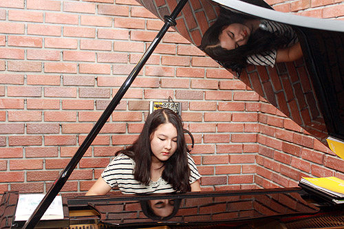 지은 양은 ‘피아노를 잘 치는 방법’에 대해 “그냥 잘 연주할 수는 있지만, 음악적으로 정말 잘 표현하려면 시간이 매우 오래 걸리는 것 같다”며 “안 믿는 피아니스트들은 모르겠지만, 저는 늘 기도하면서 계속 하나님께 매달리면서 쳤을 때 혼자 몇 달씩 애써도 안 되던 것들이 2-3주 만에 되는 것을 많이 경험했다”고 말했다.