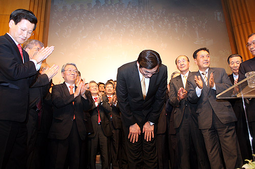 종교개혁에서 나타난 ‘만인제사장’ 정신은 하나님 앞에 구분 없이 모두가 다 평등하는 점을 역설한다. 그렇다면 오늘날 교회에서 담임목사는 어떤 위치에 있는 걸까. 대부분의 신학자들은 담임목사 역시 평신도와 동등하며 섬기는 자리지만, 하나님께서 그에게 특별히 말씀을 전하는 권한을 주셨기에 그로 인해 권위를 가진다고 강조한다(사진은 기사 내용과 직접적 관계가 없