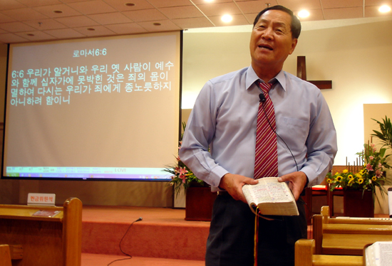 장영출 목사가 5개 교회 연합집회를 인도하고 있다.