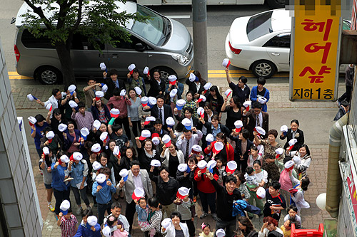 문화교회 교인들이 교회가 위치한 상가 앞에서 행사를 끝낸 뒤 함께 기념촬영을 하고 있다.