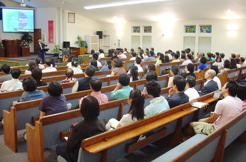 진지하게 강의를 듣고 있는 참가자들