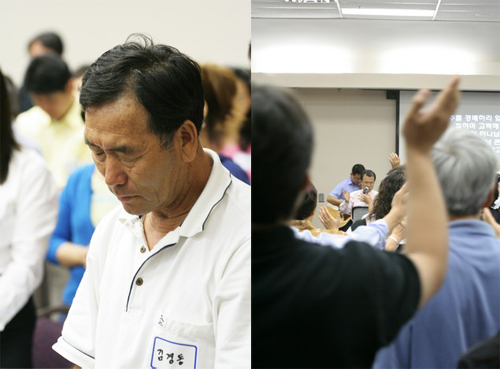 기도하는 참가자(좌), 정인수 목사의 강의에 앞서 함께 찬양하는 참가자들(우)