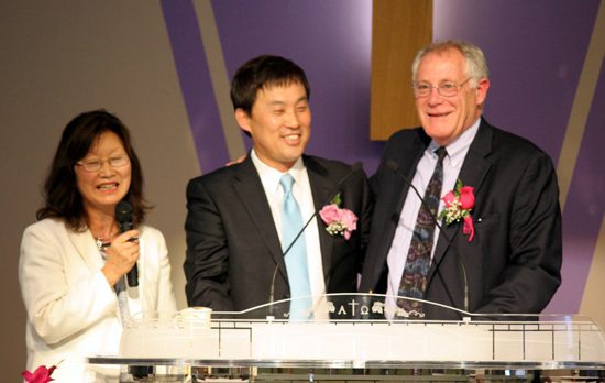 임시당회장이었던 스캇 쉐이퍼 목사는 김범기 목사에게 △가슴에 사랑이 넘치는 목회자가 될 것 △교회에 소망을 가져다주는 목회자가 될 것 △주님만을 신뢰하는 목회자가 되라고 권면했다.