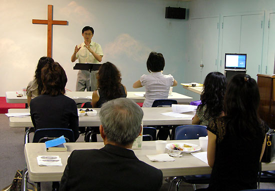 뉴욕밀알선교단이 주최한 제1회 수화찬양세미나를 인도하고 있는 이철희 목사