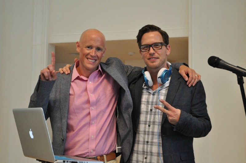 클레어렌든교회에서 디제잉을 활용한 예배를 선보이고 있는 스티븐 테일러 목사(왼쪽)와 DJ 한스 데니얼스. ⓒThe Church at Clarendon.