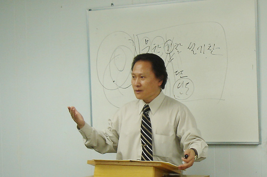 강의를 진행중인 유상열 목사