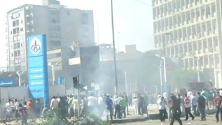 이집트 수도 카이로의 람세스 광장에 모인 시위대의 모습. 거리에 연기가 자욱하다. ⓒ보도화면 캡쳐