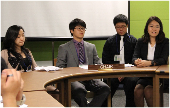 유엔 분과세미나를 인도하고 있는 제니김, 다니엘권, 제임스안, 줄리아 경인김 유엔청소년 대표들.(왼쪽부터)