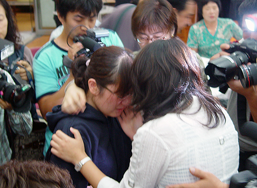 1차 석방 당시 김경자, 김지나 씨에게 석방 기회를 양보한 이지영 씨(왼쪽)가 김지나 씨(오른쪽)와 함께 안으며 울먹이고 있다. ⓒ고준호 기자 