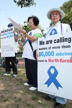 납북피랍자 명단을 낭독하는 자원봉사자들. ⓒ 이화영 기자