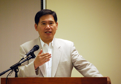 성경대학 공개강좌에서 강의하고 있는 한병철 교수