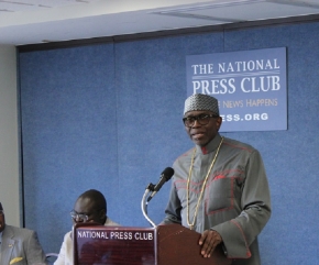 나이지리아기독교협회(CAN)회장인 아요 오리체자포 목사가 현지 이슬람주의 테러단체 보코하람을 규탄하는 기자회견을 최근 미국 워싱턴DC에서 열고 있는 모습. 