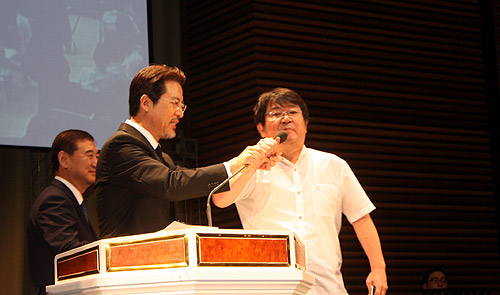 故 옥한흠 목사 3주기 추모예배 도중 오정현 목사가 ‘은보상’ 시상자로 오르자, 고직한 선교사가 뛰어들어 반대하고 있다. ⓒ김진영 기자