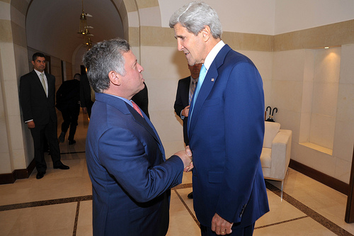 압둘라 2세 요르단 국왕(좌)과 존 케리 미 국무장관(우)이 악수하고 있다. ⓒ미 국무부