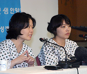 기자회견에 나온 김경자 씨(왼쪽)와 김지나 씨가 질문에 답하고 있다. ⓒ고준호 기자