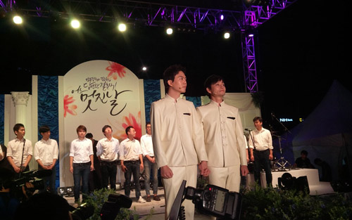 7일 광통교에서 행사 중인 김조광수-김승환 씨.