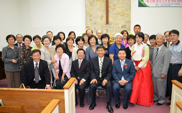 박세훈 전도사의 목사 안수를 축하하기 위해 참석한 코이노스영생장로교회 성도들.