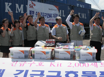 지난 달 20일 2천개의 가정용 긴급 구호세트를 선적하기에 앞서 월드비전 직원들과 홍보대사 박상원씨(오른쪽에서 두번째)가 안전한 도착을 기원하고 있다. ⓒ월드비전