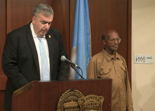 글렌 제임스(우)의 선행을 설명하는 보스턴 경찰청장 에드워드 데이비스(좌)
