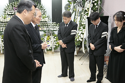 지구촌교회 이동원 목사가 샘물교회에 마련된 故 배형규 목사 빈소를 방문해 유가족을 위로하는 기도를 드리고 있다. ⓒ박종배 기자 