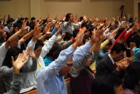 목회자와 사명자 성회에서 간절히 기도하는 참석자들