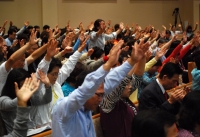 목회자와 사명자 성회에서 간절히 기도하는 참석자들