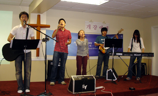 안현수 형제의 인도로 경배와 찬양시간을 가졌다.