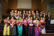 은혜교회 창립 26주년 임직예배에서 임직자들과 참석한 KPCA 동북노회 주요 관계자들이 기념촬영을 했다.