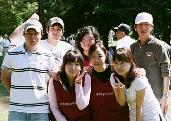 지난 7월에 있었던 한인노인회 축하행사에 봉사한 KCM학생들