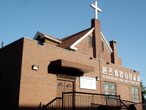 퀸즈중앙감리교회는 교회 2층에 위치한 사택을 청년학사로 운영하게 된다. 사감은 이환전도사가 맡을 예정.