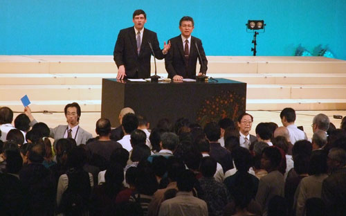 윌 그래함 목사의 메시지 후에는 많은 결신자들이 강대상 앞으로 나왔다.