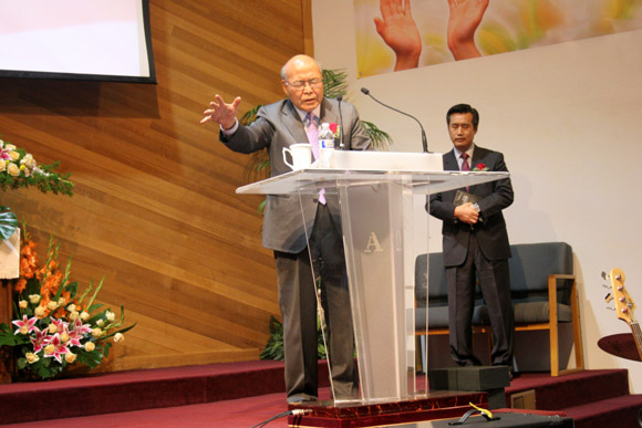 훼더럴웨이선교교회 임직감사예배에서 축도하는 송천호 원로목사