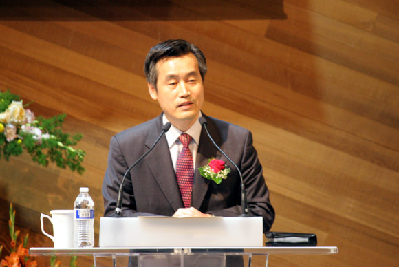 훼더럴웨이 선교교회 임직감사예배에서 임직자들을 소개하는 박연담 목사