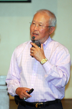 지난해 제1회 경영 세미나를 인도한 김경일 교수