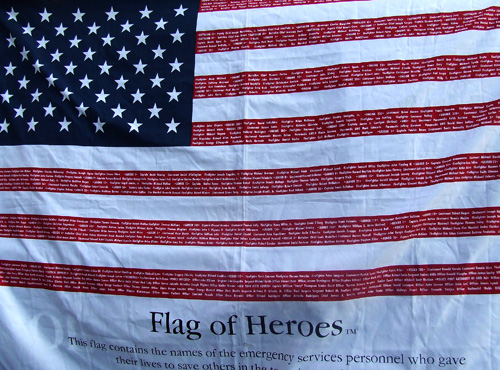 무너진 세계무역센터 인근, NYFD 한 관계자는 그들을 위한 후원금을 모금하고 있었다.  