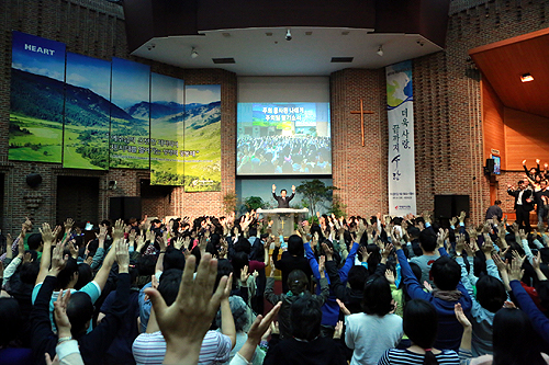 사랑의교회 제11차 특새가 진행되고 있는 가운데, 교인들이 손을 들고 기도하고 있다. 이번 특새는 19일까지 계속된다. ⓒSRC 제공