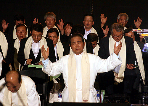 얼마 전 진행됐던 ‘하디 1903’ 대회에서 감리교 지도자들이 기도하던 모습. 