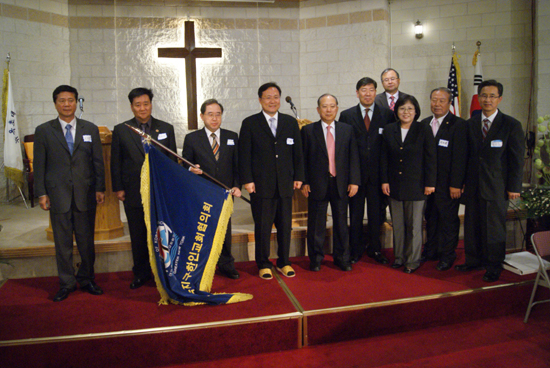 39회기 임원과 40회기 신임임원이 기념촬영을 했다.