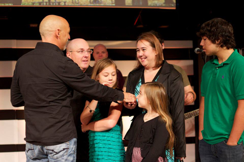 지역사회 섬김의 일환으로 일자리를 잃은 군인가족에게 미니밴을 선물한 C3쳐치.